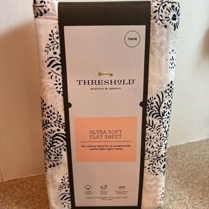 BRAND NEW! Twin Flat sheet only! 300 Thread Count Ultra Soft Threshold Paisley
